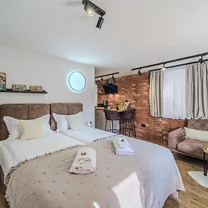 Apple Apartment Split
